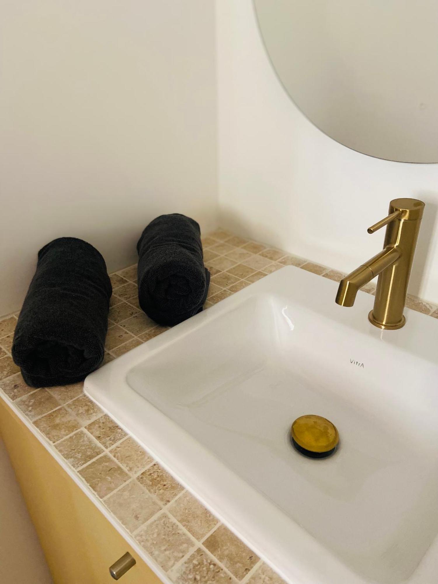 Les Appartements Du Vieux Poussan Buitenkant foto