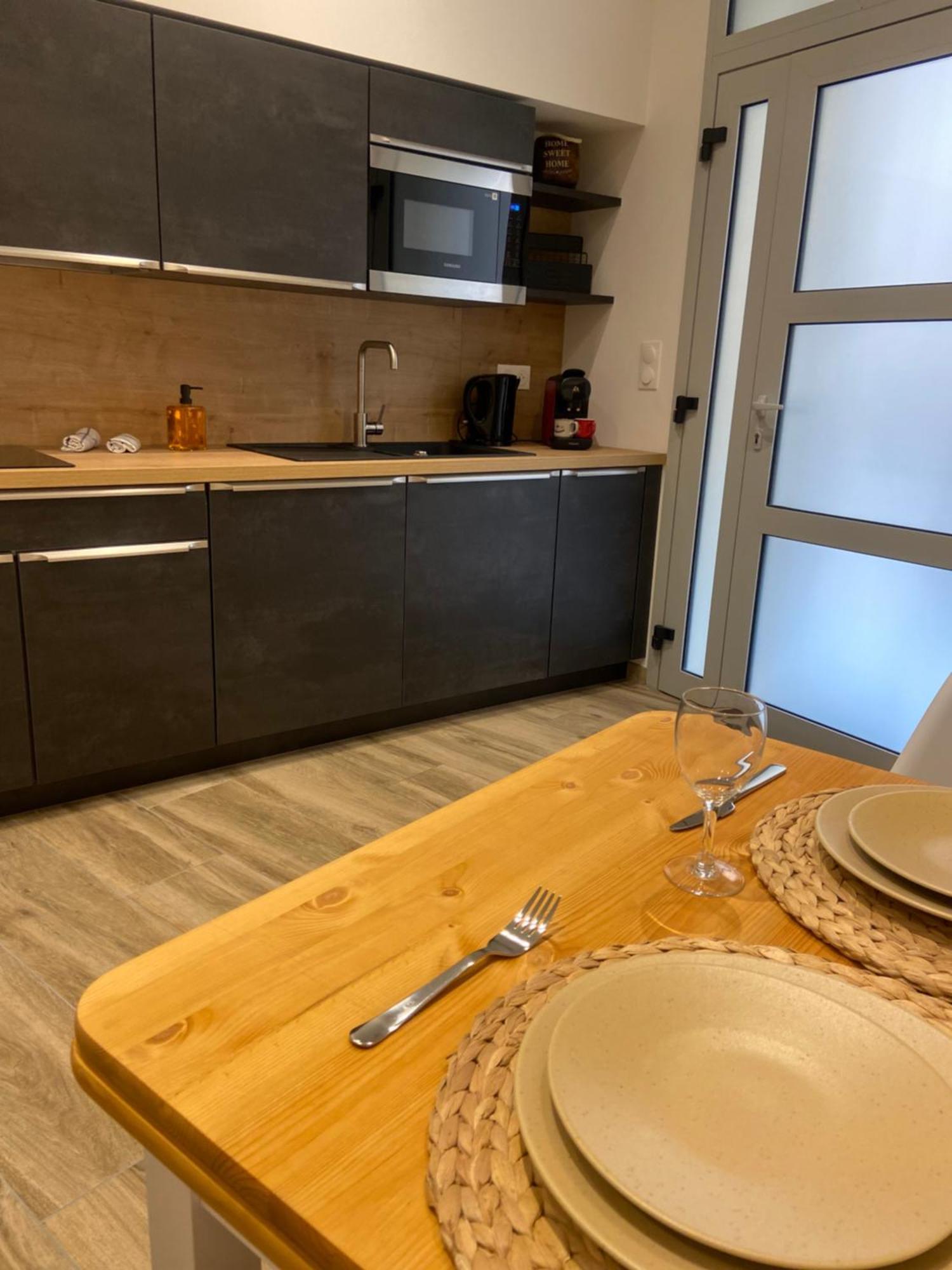 Les Appartements Du Vieux Poussan Buitenkant foto