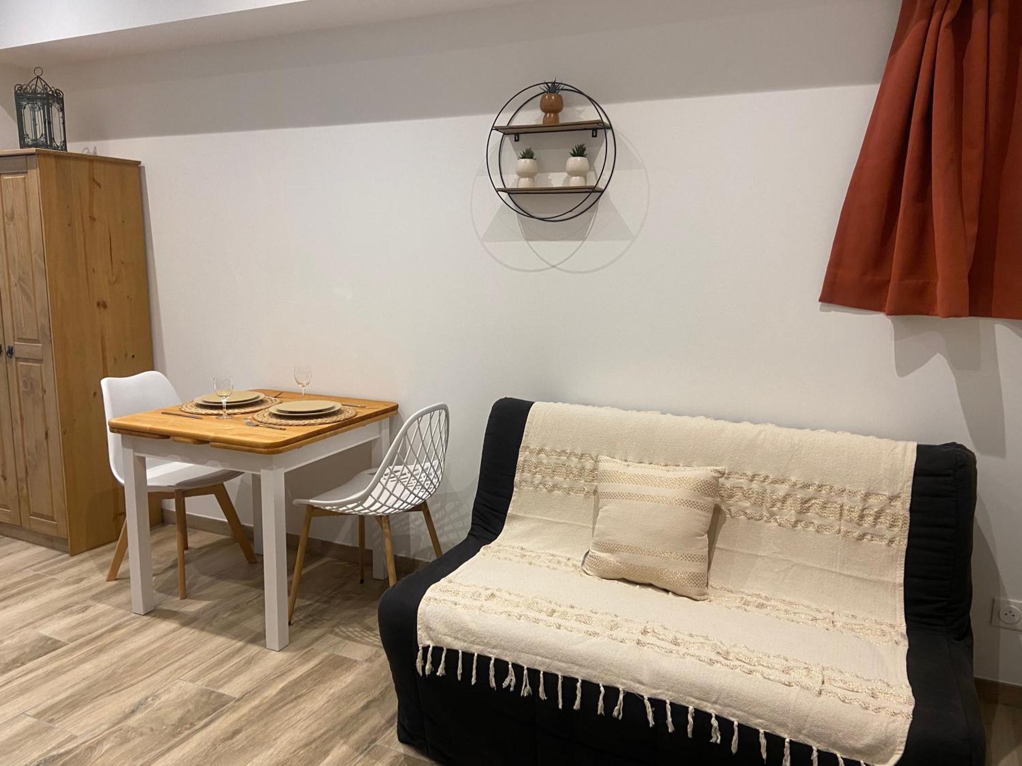 Les Appartements Du Vieux Poussan Buitenkant foto